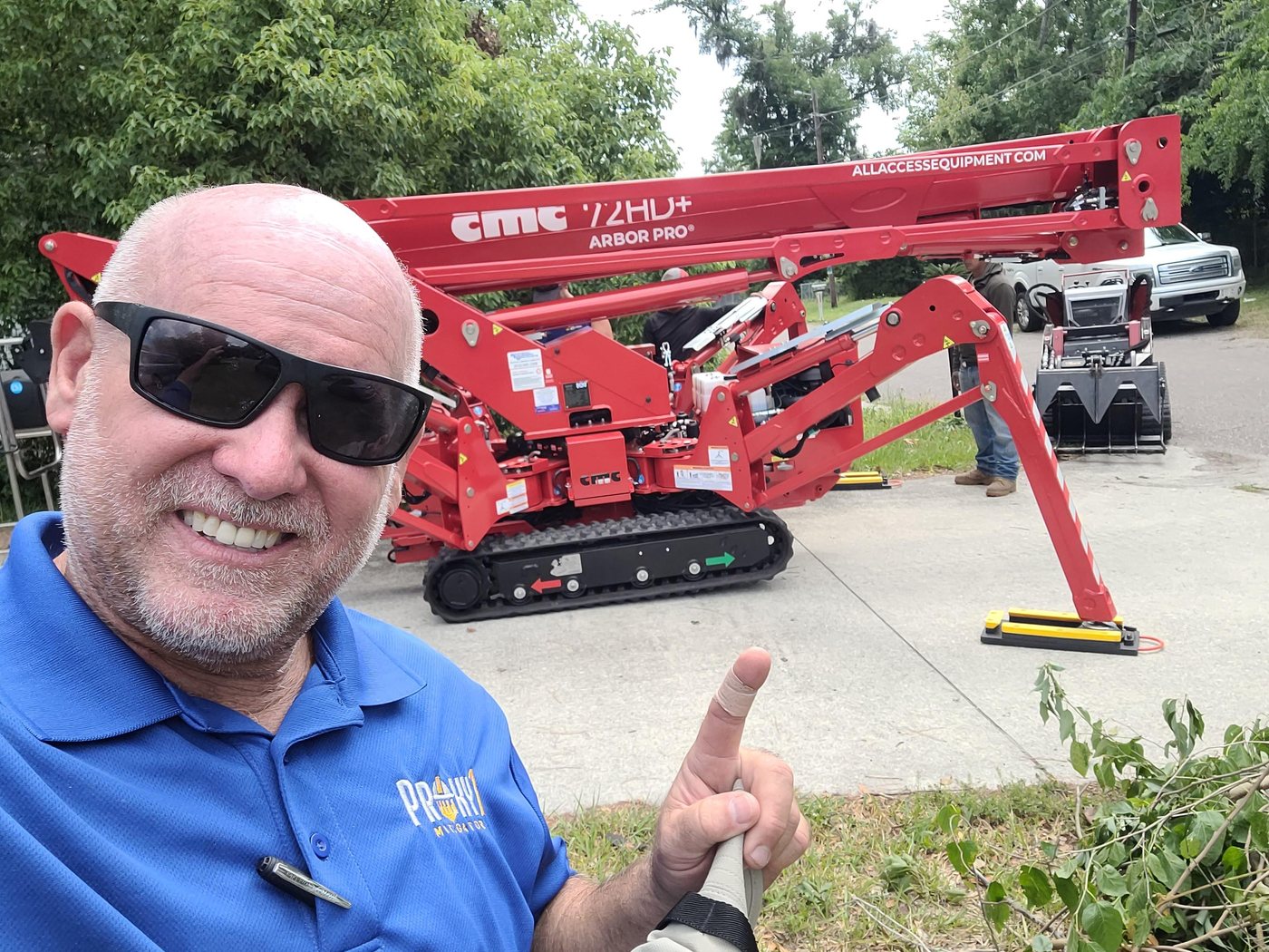904Tree with the CMC 72HD+ Arbor Pro compact spider lift for tight-access tree work