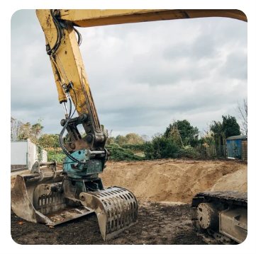 904Tree excavator with grapple moving dirt and debris in Northeast Florida