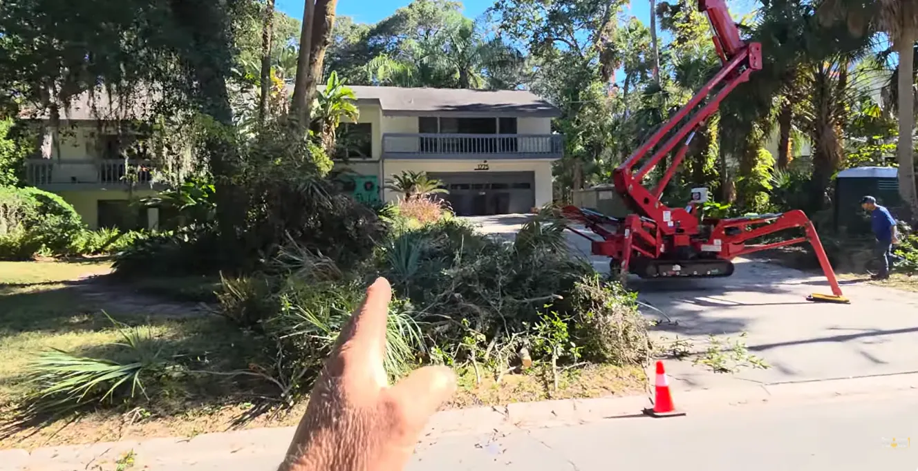 904Tree spider lift and crew arriving at a residential tree trimming job in Jacksonville FL